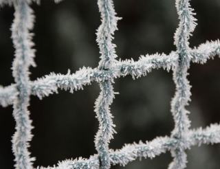 Givre sur la serrure d'une porte d'entrée Serrure de porte d'entrée couverte de givre par un matin d'hiver